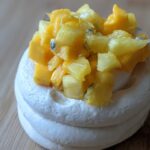 Pavlova aux fruits exotiques