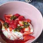 Burrata, fraises et pesto de pistache